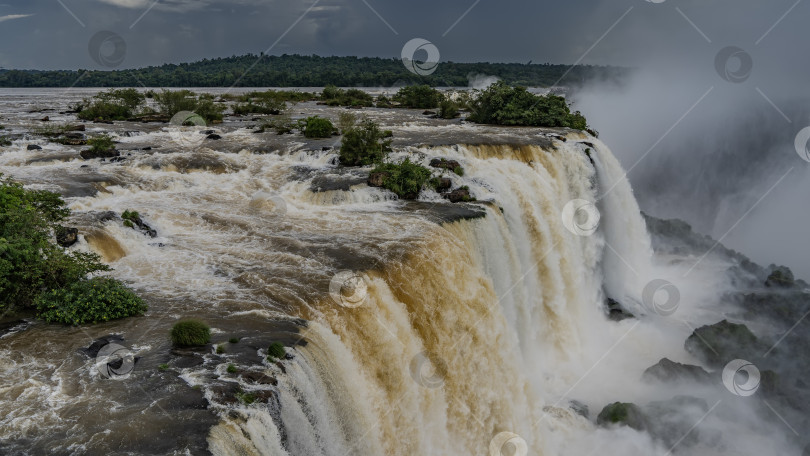 Скачать Впечатляющий тропический водопадный пейзаж. фотосток Ozero