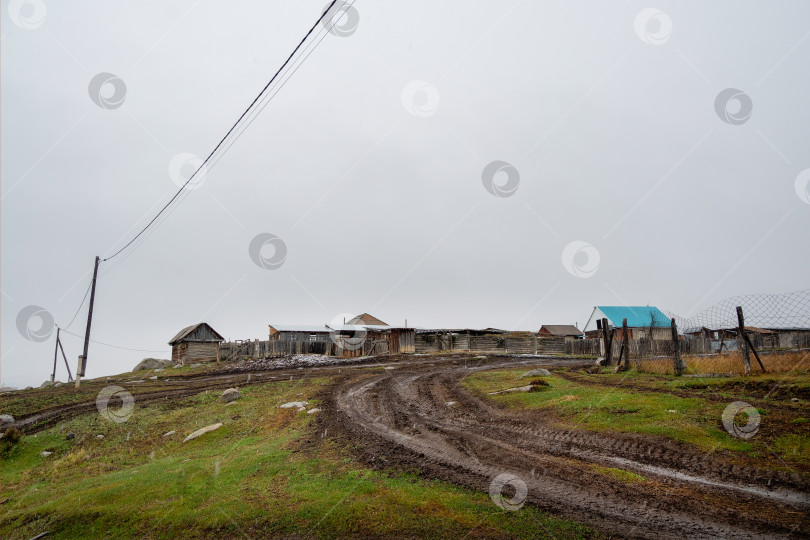 Скачать Мрачный осенний пейзаж туманного утра в деревне Беляши, Россия фотосток Ozero