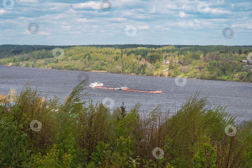 Скачать Грузовой пароход на реке Волга, вид с вершины холма. фотосток Ozero