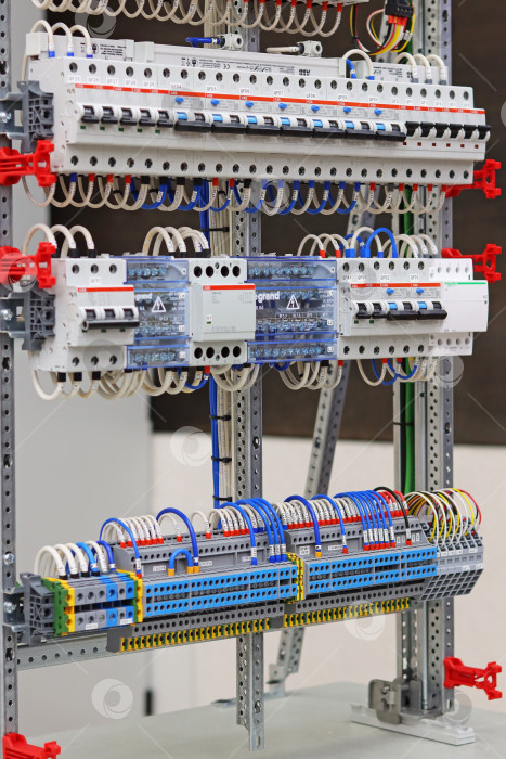 Скачать Распределительный щит с автоматическим управлением фотосток Ozero