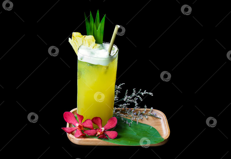 Скачать Меню из свежевыжатого ананасового сока на деревянной доске с тропическими цветами на черном фоне фотосток Ozero