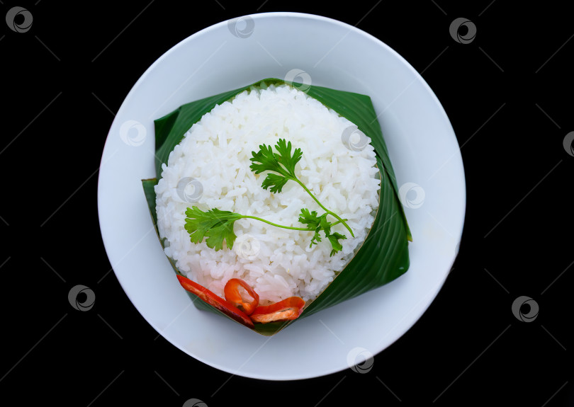 Скачать Вьетнамский белый рис в банановом листе, выделенный на черном фоне для меню фотосток Ozero
