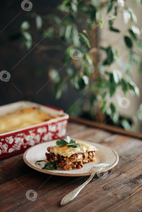 Скачать Вкусная лазанья итальянская вкусная еда блюда едят на деревянном темном столе лайфстиле натюрморт фото фотосток Ozero