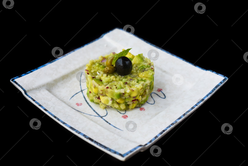 Скачать Вегетарианский тартар из цукини и авокадо с оливковым маслом фотосток Ozero
