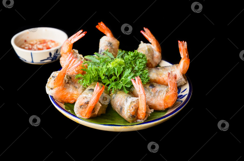 Скачать Традиционные вьетнамские спринг-роллы во фритюре с креветками и свининой, рисовая бумага на черном фоне фотосток Ozero