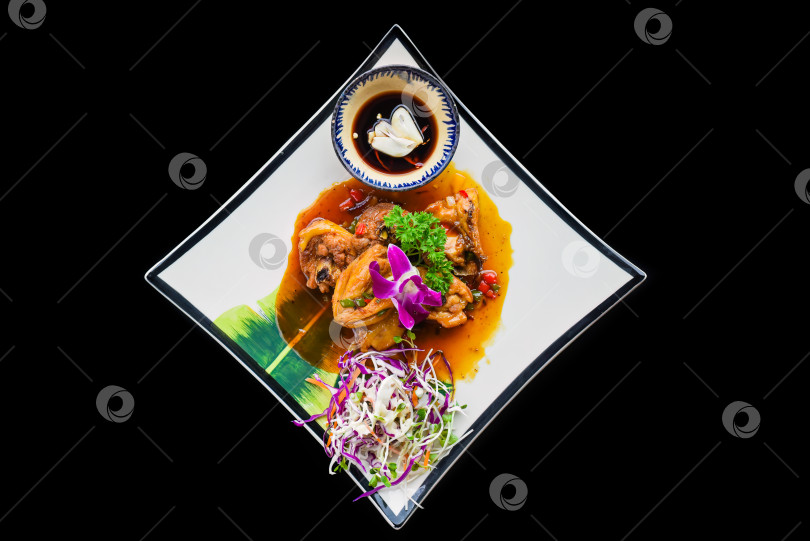 Скачать Тушеная курица с овощами и соусом на черном фоне, вид сверху фотосток Ozero