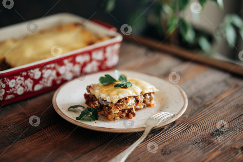 Скачать Вкусная лазанья итальянская вкусная еда блюда едят на деревянном темном столе лайфстиле натюрморт фото фотосток Ozero