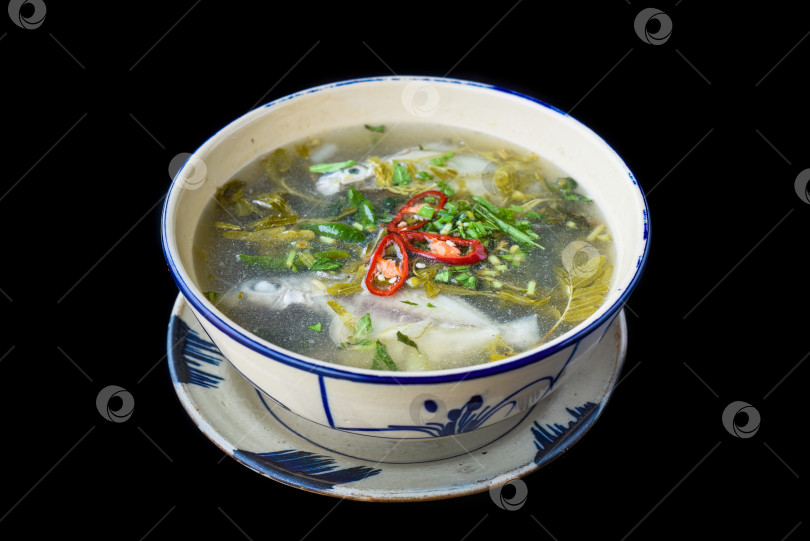Скачать Кань Чуа Ка, или вьетнамский суп из кислого сома, выделенный на черном фоне фотосток Ozero