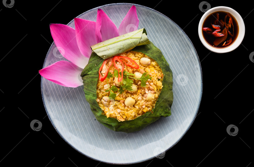 Скачать Вьетнамский жареный рис с овощами, орехами и креветками в листьях лотоса, отдельно взятый для меню фотосток Ozero
