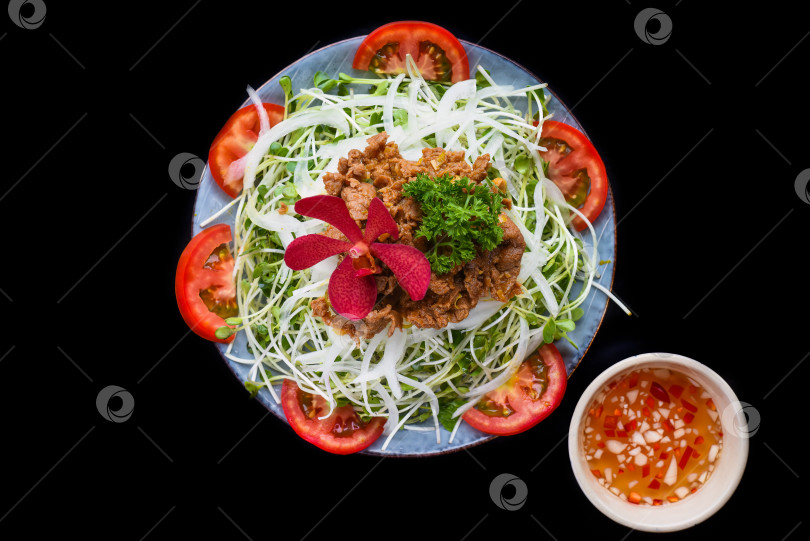 Скачать Меню из жареной говядины по-вьетнамски с салатом и соусом на черном фоне фотосток Ozero