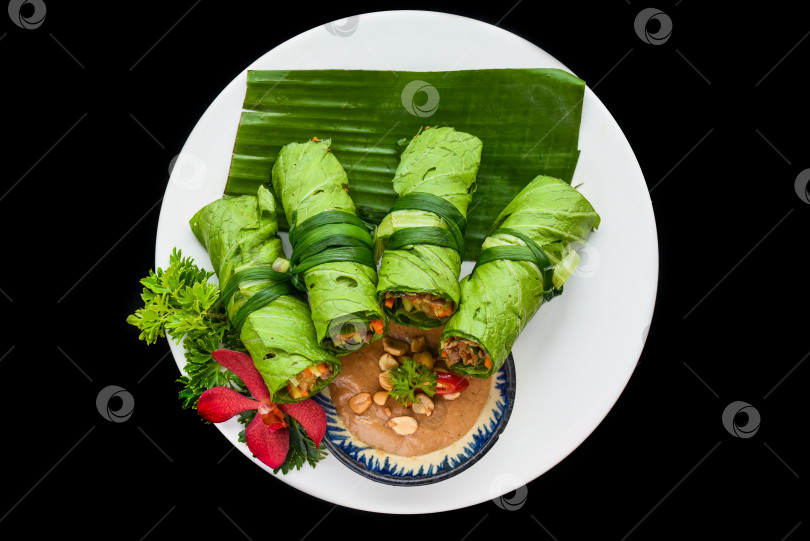 Скачать Вьетнамские спринг-роллы с зеленым нэм в листьях и соусом фотосток Ozero