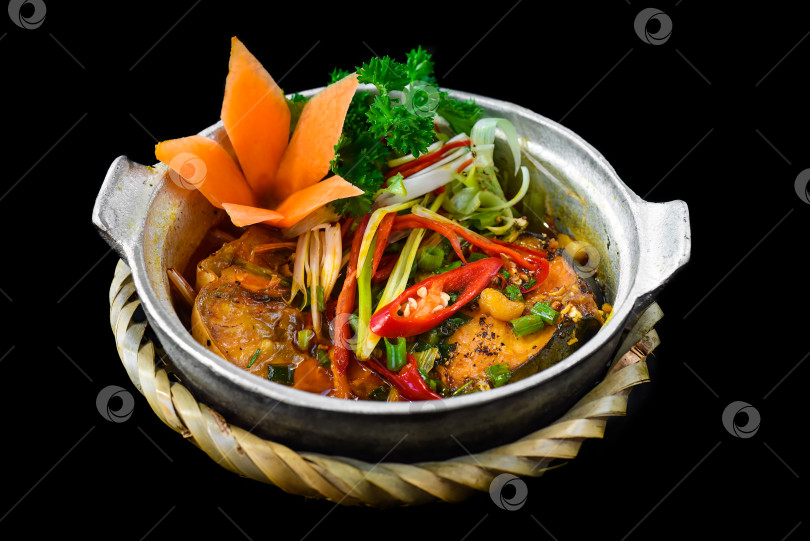 Скачать Вьетнамская жареная рыба-скумбрия с соусом на черном фоне фотосток Ozero