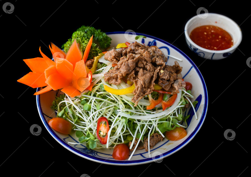 Скачать Меню из жареной говядины по-вьетнамски с салатом и соусом на черном фоне фотосток Ozero