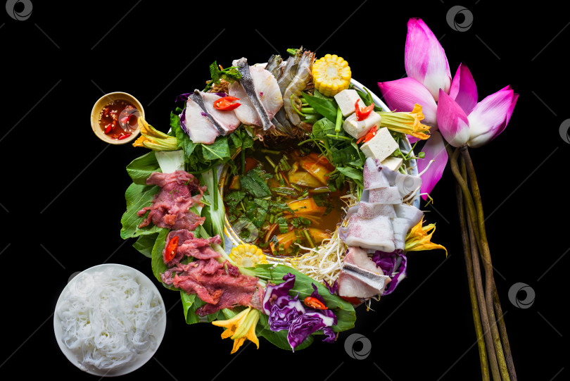 Скачать Вьетнамский горячий горшочек с сырыми морепродуктами на черном фоне фотосток Ozero