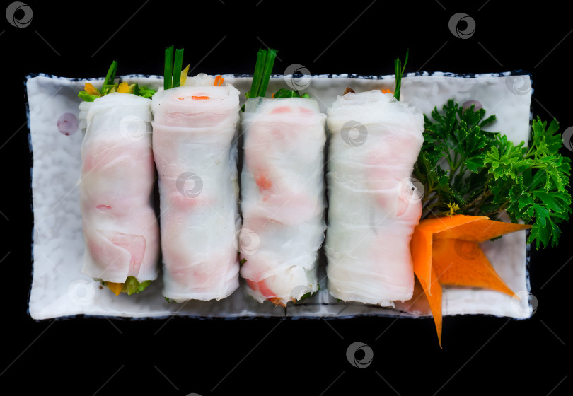 Скачать Вьетнамский спринг-ролл "Фо" с морепродуктами, тофу и овощами на черном фоне для меню фотосток Ozero