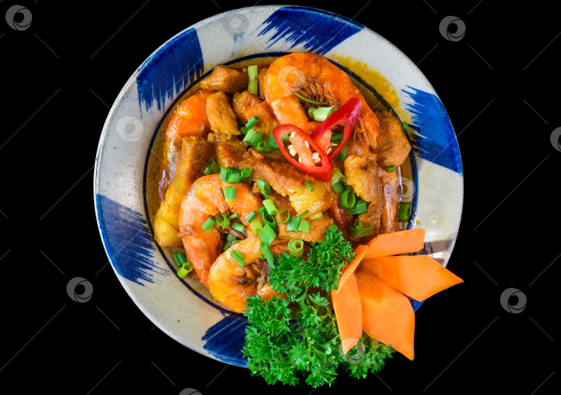 Скачать Соленые жареные креветки с соусом и овощами на черном фоне фотосток Ozero