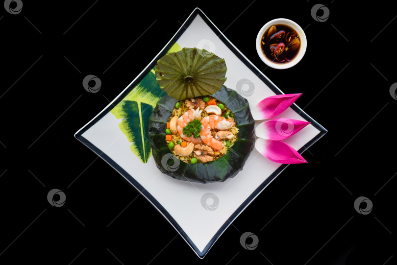 Скачать Вьетнамский жареный рис с овощами, орехами и креветками в листьях лотоса, отдельно взятый для меню фотосток Ozero