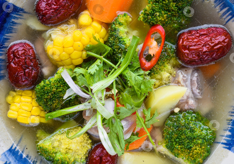 Скачать Вьетнамский суп с говядиной, овощами и ягодами годжи фотосток Ozero