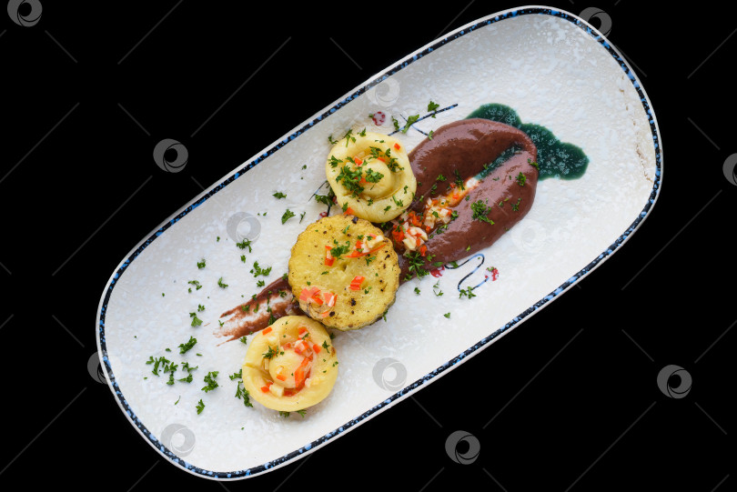 Скачать Вегетарианское блюдо с картофельным, грибным и фасолевым соусом на черном фоне для меню фотосток Ozero