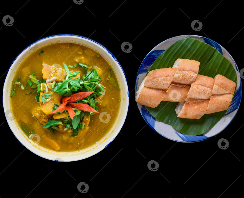 Скачать Вьетнамский тыквенный суп на черном фоне фотосток Ozero