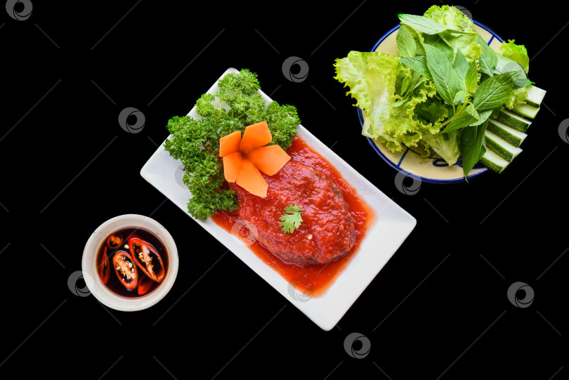 Скачать Тушеная рыба сапа по-вьетнамски в красном соусе на черном хлебе, вид сверху фотосток Ozero