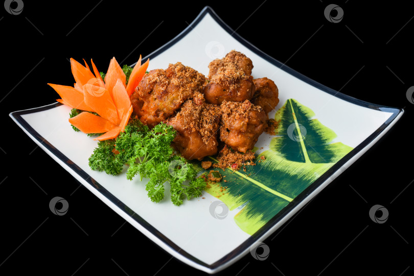 Скачать Жареное куриное мясо по-вьетнамски на белой тарелке, отдельно для меню фотосток Ozero