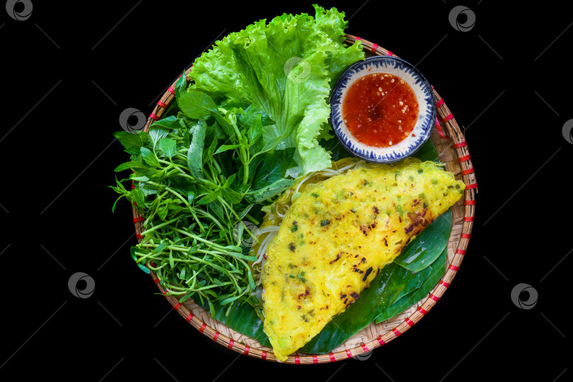 Скачать Вьетнамский блинчик Банх ксео с морепродуктами на черном фоне вид сверху фотосток Ozero