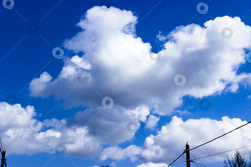 Скачать Фон из облаков и голубого неба с пространством для копирования фотосток Ozero