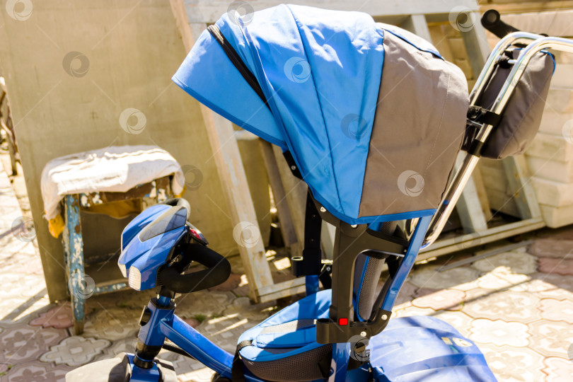 Скачать новая современная синяя детская трехколесная коляска с крышей фотосток Ozero