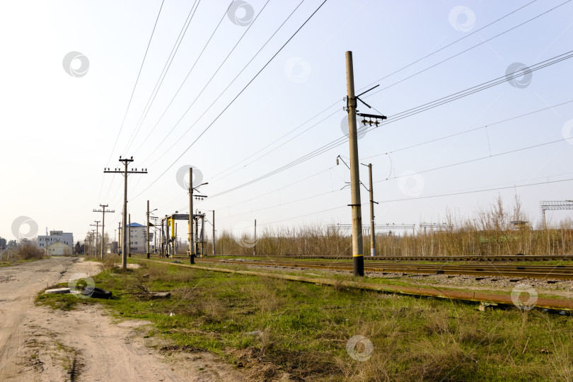 Скачать отправка вагонов на железную дорогу в солнечный день фотосток Ozero