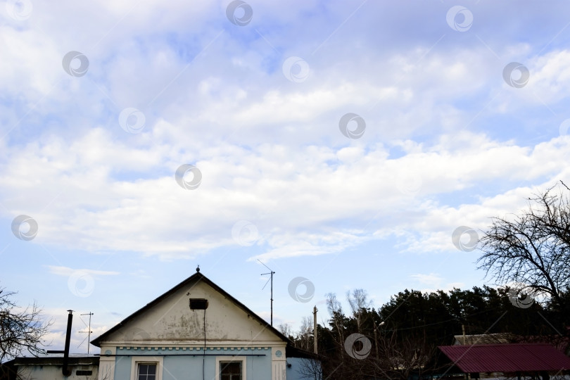 Скачать Фон из облаков и голубого неба с пространством для копирования фотосток Ozero