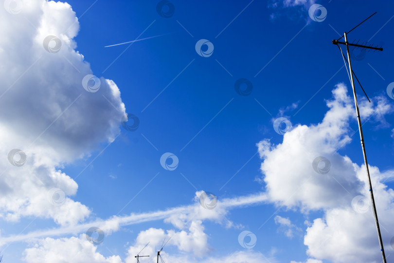 Скачать Фон из облаков и голубого неба с пространством для копирования фотосток Ozero