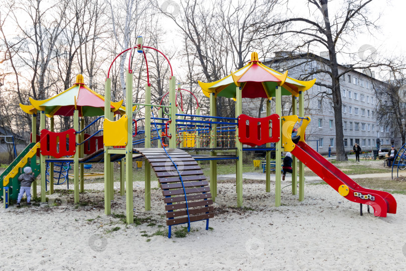Скачать разноцветная горка на детской площадке фотосток Ozero