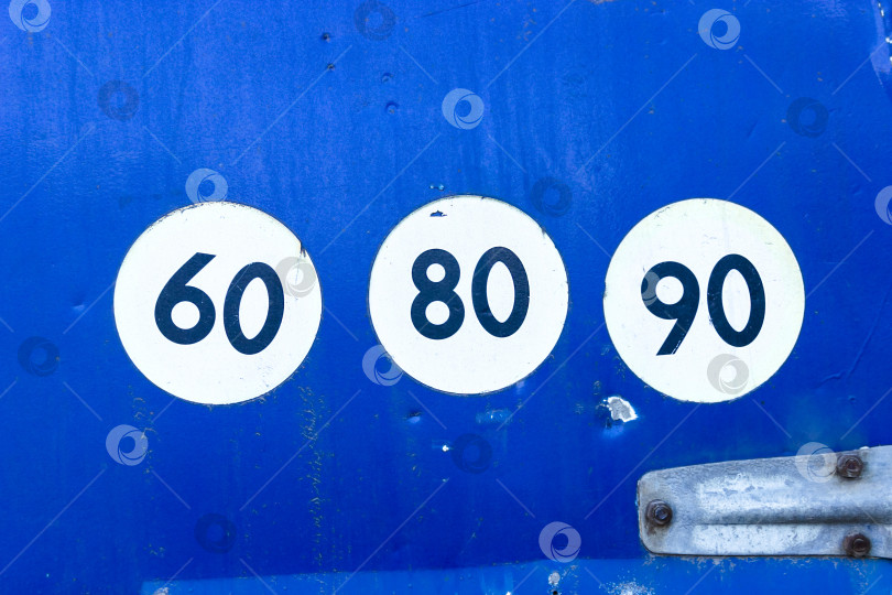Скачать круглые дорожные знаки со скоростью движения днем на открытом воздухе фотосток Ozero