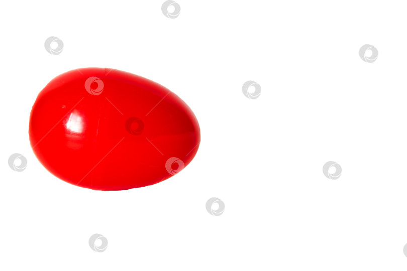 Скачать красное пластиковое яйцо на белом фоне фотосток Ozero