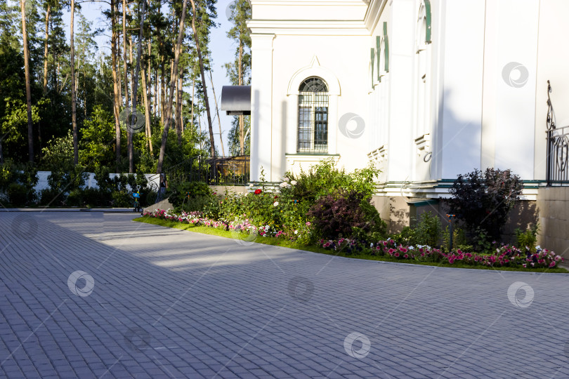 Скачать зеленые купола церкви сияли в лучах заходящего солнца фотосток Ozero