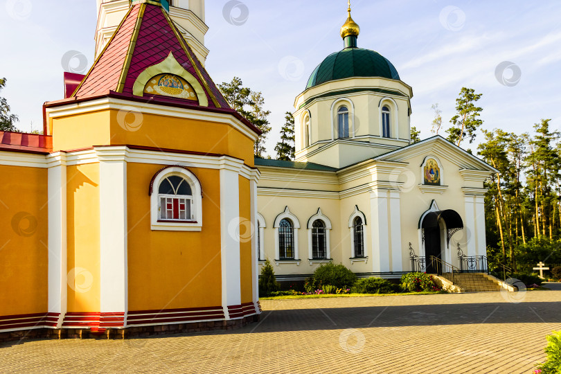 Скачать зеленые купола церкви сияли в лучах заходящего солнца фотосток Ozero