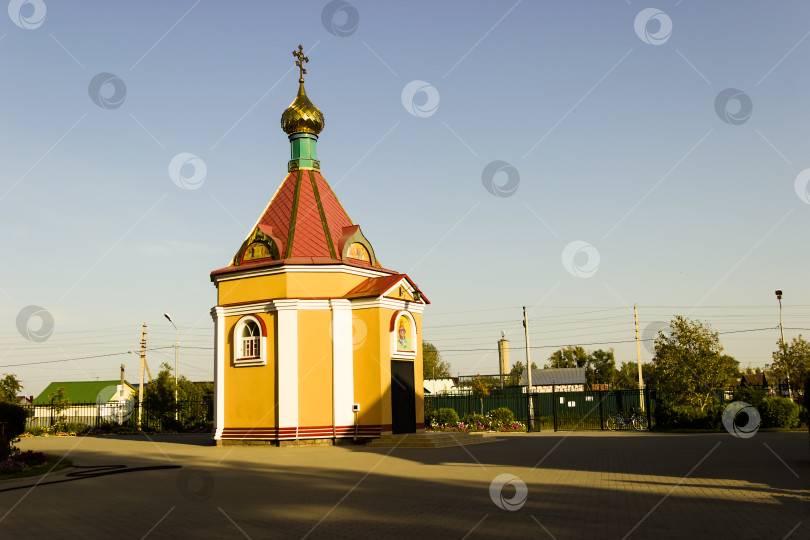 Скачать зеленые купола церкви сияли в лучах заходящего солнца фотосток Ozero