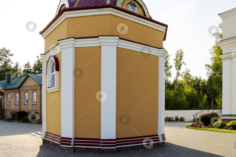 Скачать зеленые купола церкви сияли в лучах заходящего солнца фотосток Ozero