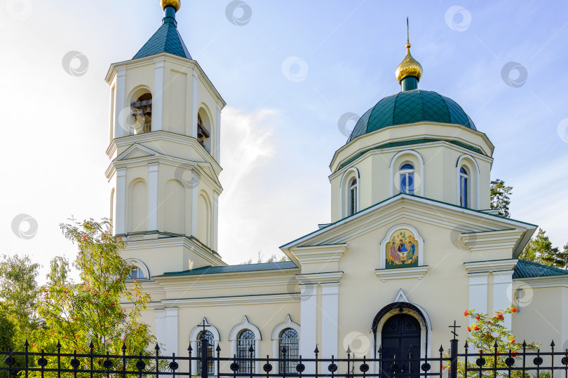 Скачать зеленые купола церкви сияли в лучах заходящего солнца фотосток Ozero