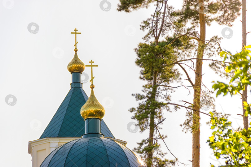 Скачать зеленые купола церкви сияли в лучах заходящего солнца фотосток Ozero