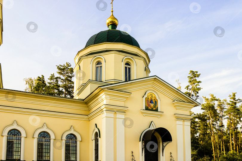 Скачать зеленые купола церкви сияли в лучах заходящего солнца фотосток Ozero