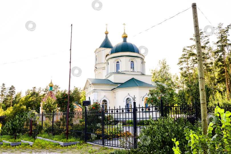 Скачать зеленые купола церкви сияли в лучах заходящего солнца фотосток Ozero