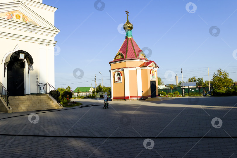 Скачать зеленые купола церкви сияли в лучах заходящего солнца фотосток Ozero