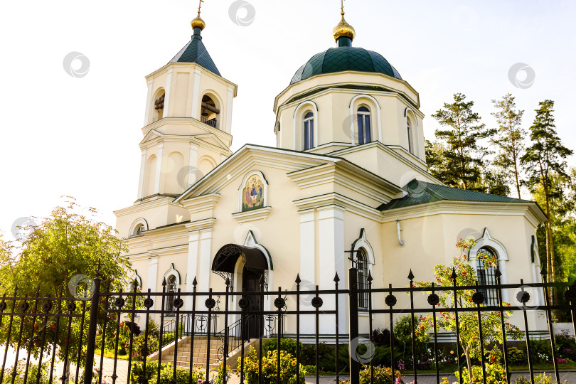 Скачать зеленые купола церкви сияли в лучах заходящего солнца фотосток Ozero