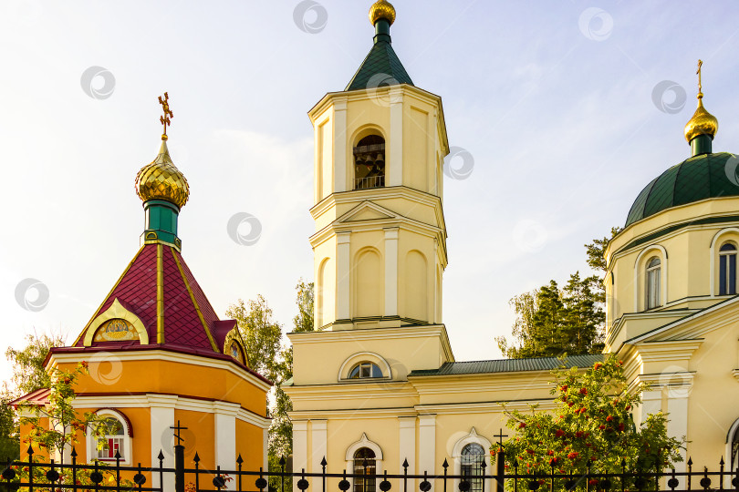 Скачать зеленые купола церкви сияли в лучах заходящего солнца фотосток Ozero