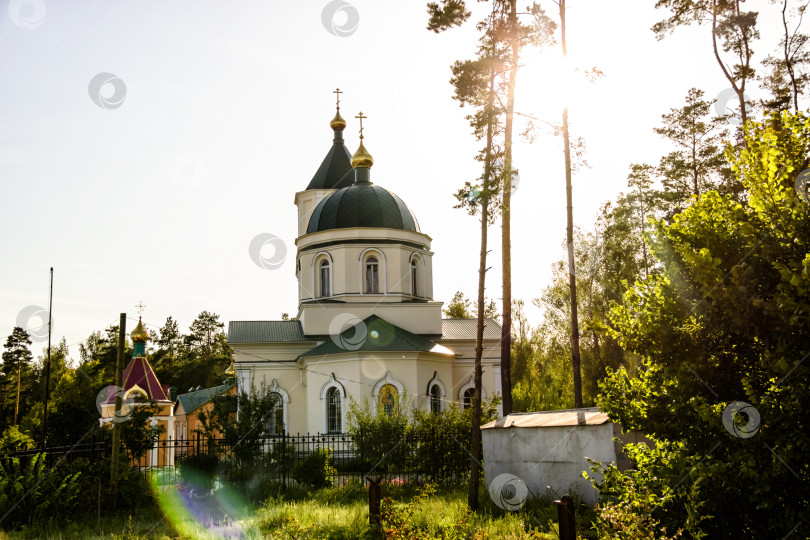 Скачать зеленые купола церкви сияли в лучах заходящего солнца фотосток Ozero