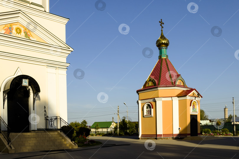 Скачать зеленые купола церкви сияли в лучах заходящего солнца фотосток Ozero