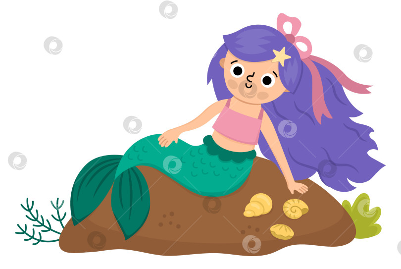 Скачать Сказочная русалка с фиолетовыми волосами, сидящая на камне с ракушками. Фантастическая девушка-рыба, выделенная на белом фоне. Сказочная морская принцесса. Симпатичный персонаж сирена. Значок подводного приключения фотосток Ozero