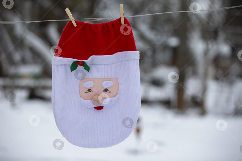 Скачать Рождественский мешок Санты сушится на веревке. фотосток Ozero